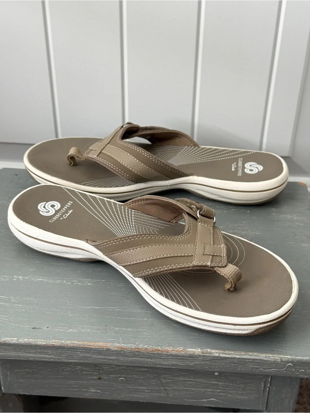 Women's Clarks Cloudsteppers Taupe Thong Sandals Size 7